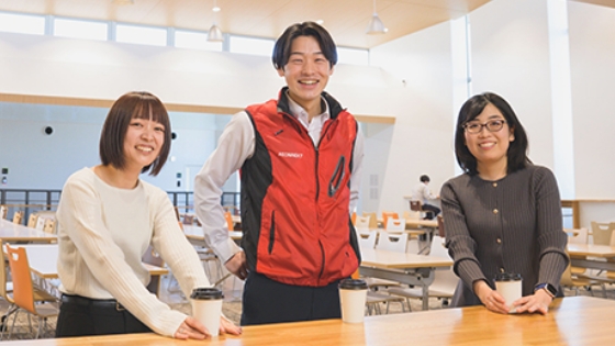 4人の社員が並ぶ