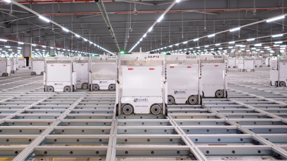 機械が商品を運ぶ様子