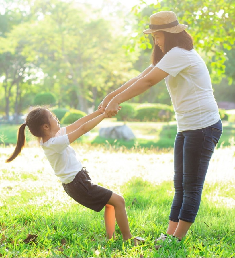手をつなぐ親子