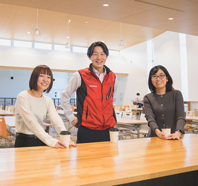 4人の社員が並ぶ