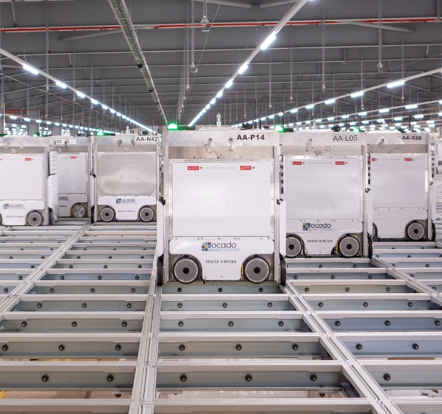 機械が商品を運ぶ様子