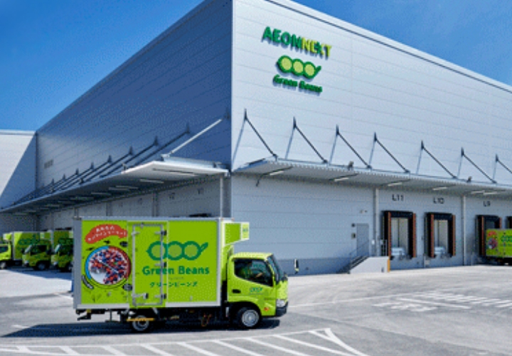 トラックと物流社屋