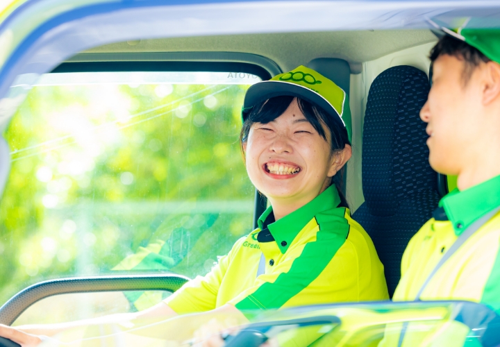 笑顔で働く様子