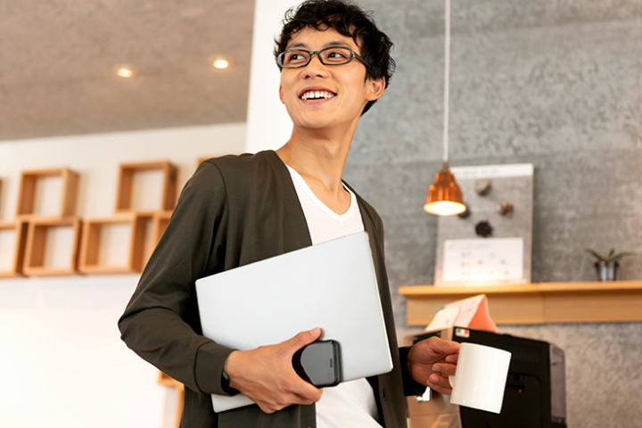 ノートpcを持つ男性